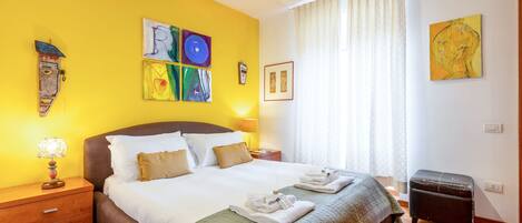 2 bedrooms, iron/ironing board, Internet, bed sheets
