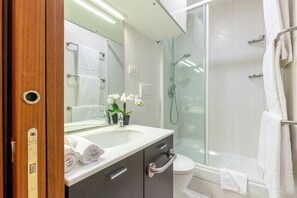 Dusche, Haartrockner, Bidet, Handtücher