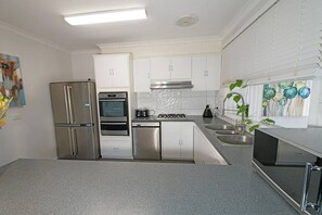 Frigorífico, microondas, horno y placa de cocina