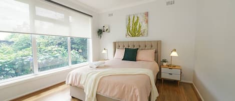 4 habitaciones, escritorio, tabla de planchar con plancha y wifi