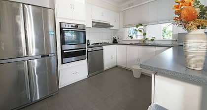 Parkdale 4-BRM Home near Mentone Pet-friendly Free Netflix Wi-Fi Parking