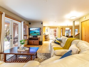 Smart TV, fireplace, DVD player, books - Escape to Naturbyn: Modern cabin, private hot tub, stunning views, Starlink Wifi! (Glacier)