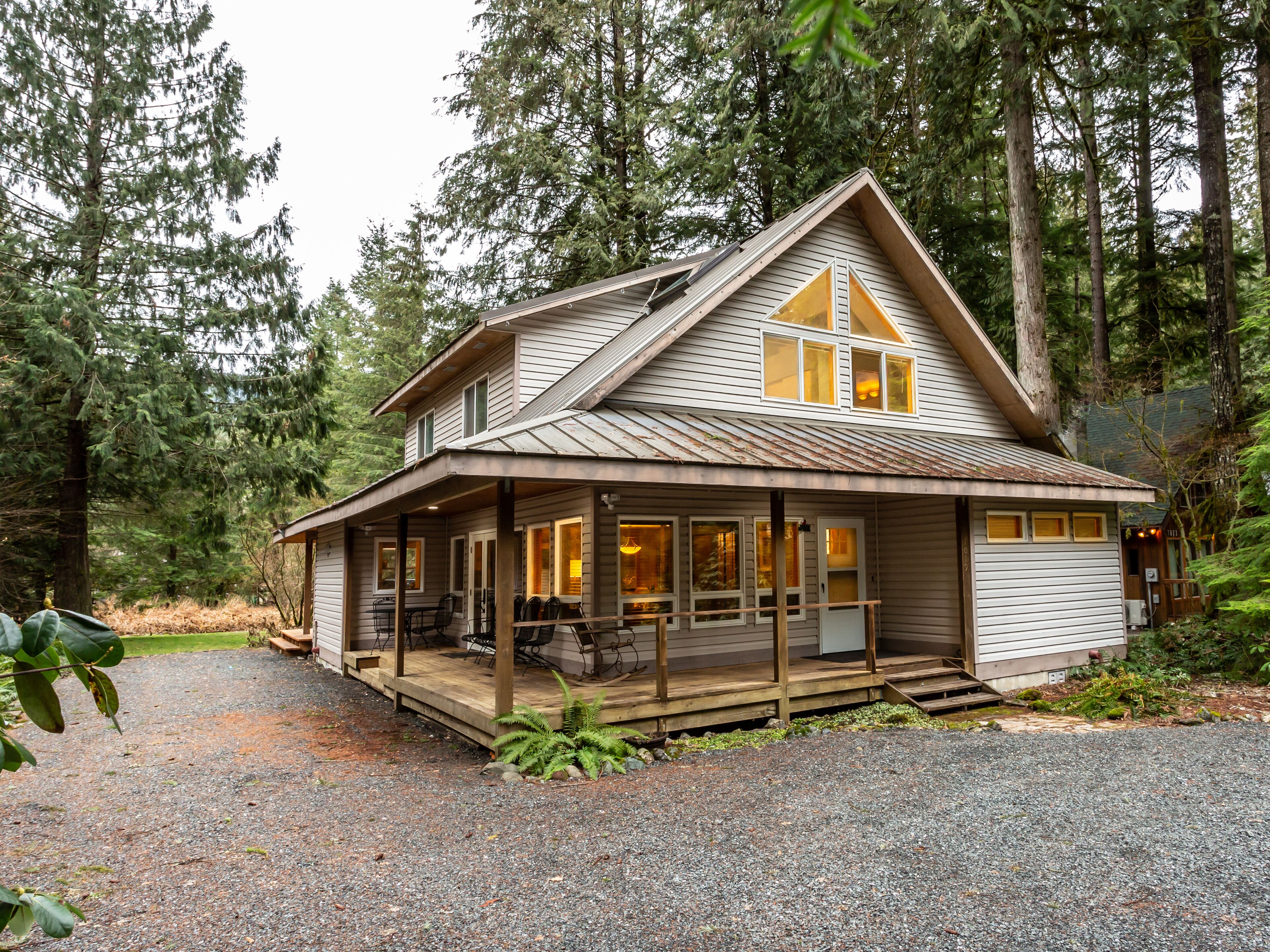 Escape to Naturbyn: Modern cabin, private hot tub, stunning views, Starlink Wifi!