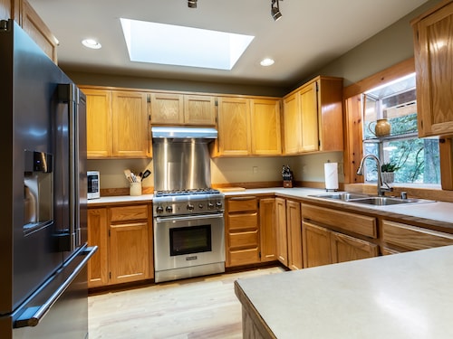 Escape to Naturbyn: Modern cabin, private hot tub, stunning views, Starlink Wifi!