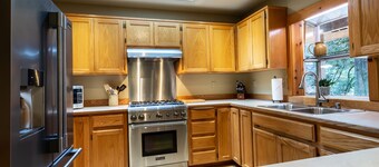 Escape to Naturbyn: Modern cabin, private hot tub, stunning views, Starlink Wifi!