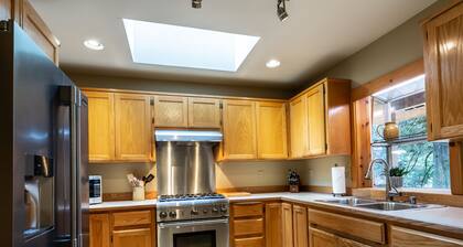 Escape to Naturbyn: Modern cabin, private hot tub, stunning views, Starlink Wifi!