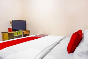Desk, free WiFi, bed sheets - OYO 91349  Karawaci Taman Permata 3 (Curug)