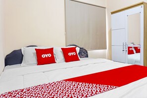 Escritorio, wifi gratis y ropa de cama 