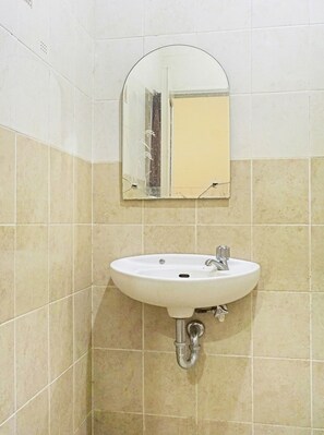 Ducha, cabezal de ducha tipo lluvia, toallas, papel higiénico