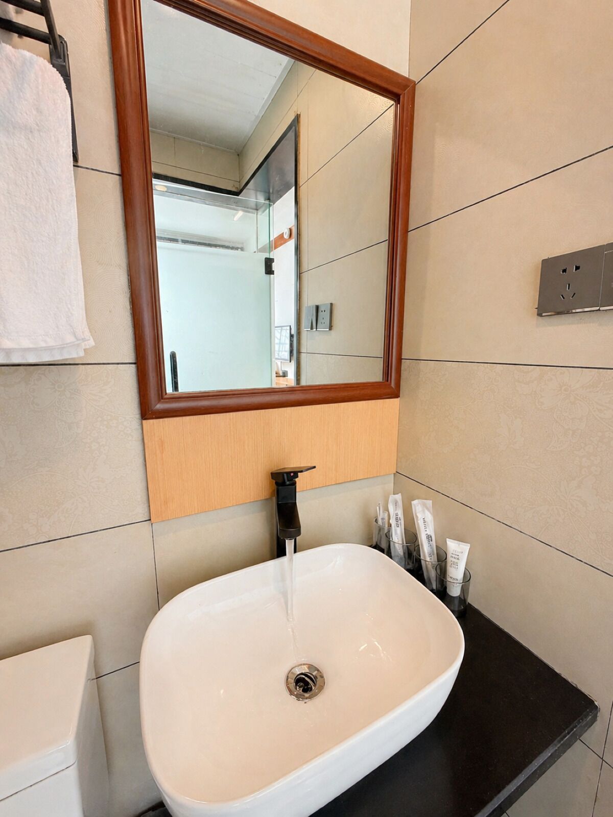 Shower, rainfall showerhead, free toiletries, hair dryer