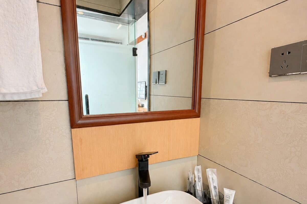 Shower, rainfall showerhead, free toiletries, hair dryer