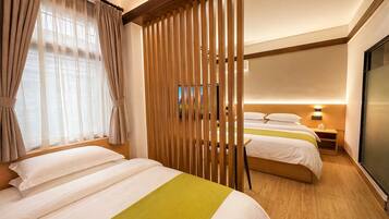 Comfort Triple Room | Hypo-allergenic bedding, desk, soundproofing, free WiFi