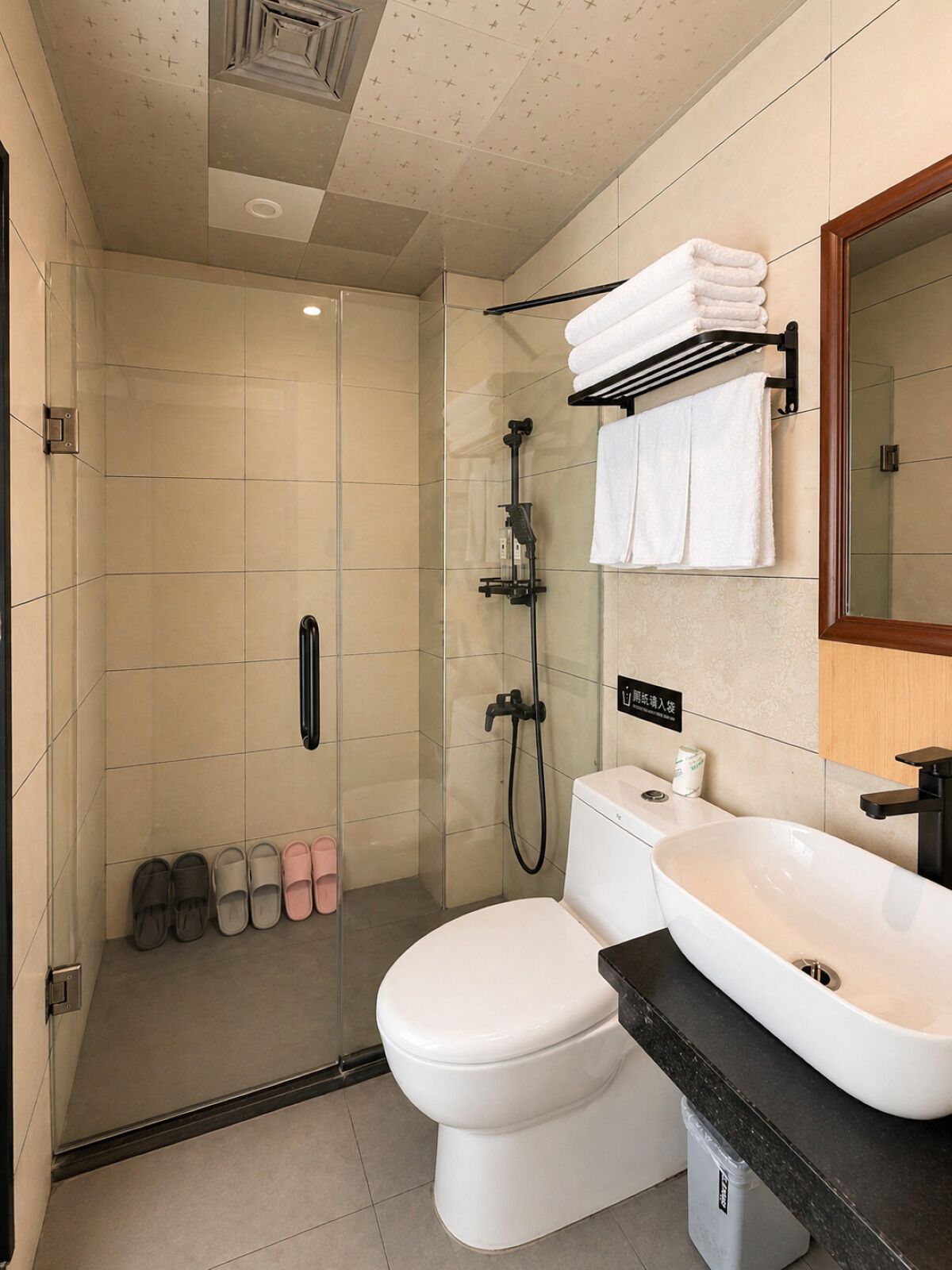 Comfort Triple Room | Bathroom | Shower, rainfall showerhead, free toiletries, hair dryer