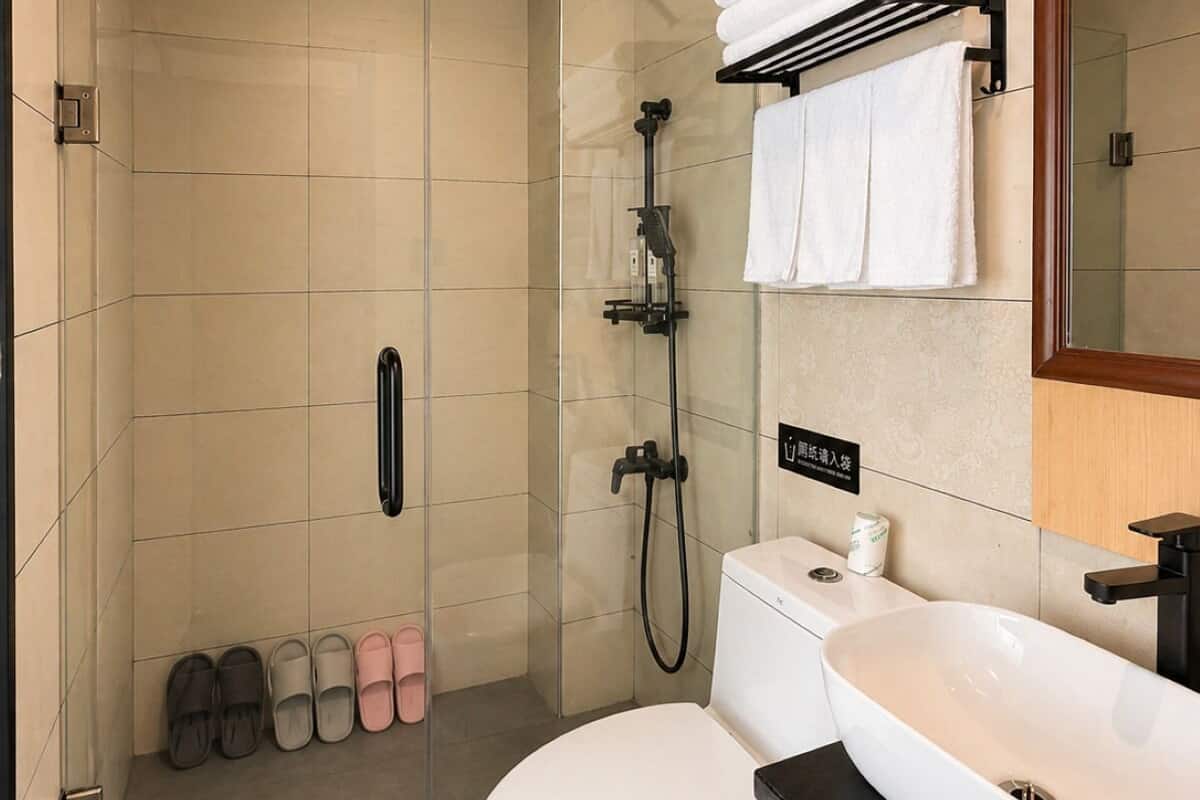 Comfort Triple Room | Bathroom | Shower, rainfall showerhead, free toiletries, hair dryer