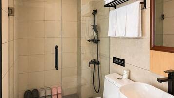 Comfort Triple Room | Bathroom | Shower, rainfall showerhead, free toiletries, hair dryer
