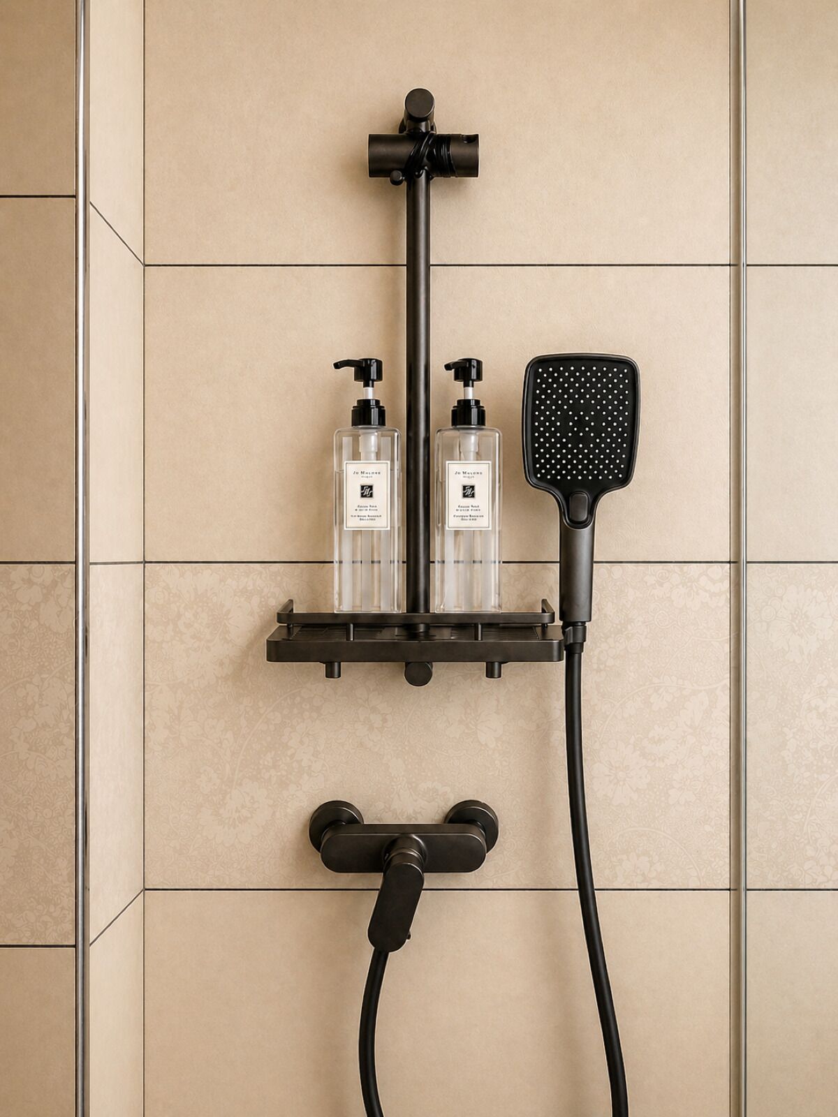 Shower, rainfall showerhead, free toiletries, hair dryer