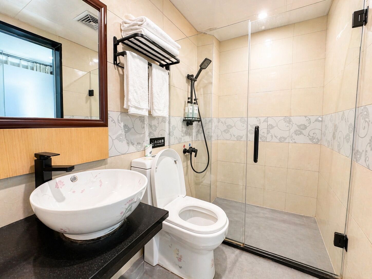 Une salle de bain moderne avec un grand lavabo, des toilettes et une douche à parois de verre.