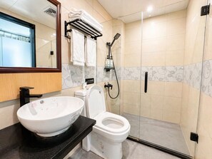 Shower, rainfall showerhead, free toiletries, hair dryer - Hemu House (Xiangxi)