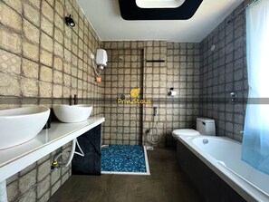 Executive Room, Smoking, Balcony | Bilik Mandi | Tab mandi dan pancuran berasingan, pengering rambut, tuala disediakan 
