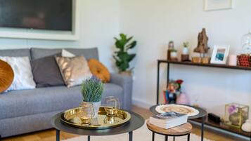 Luxury-Apartment | Wohnbereich | 50-Zoll-Smart-TV mit Digitalempfang, Fernseher, Netflix