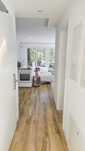 Luxury-Apartment | Wohnbereich | 50-Zoll-Smart-TV mit Digitalempfang, Fernseher, Netflix