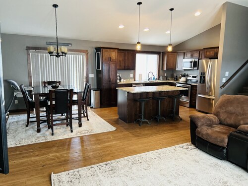 The Grey House is 2 minutes to the Lake 5 minutes to Fox Ridge golf course.