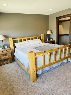 4 chambres, fer et planche à repasser, lit de bébé portatif