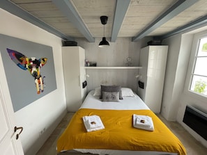 4 habitaciones, tabla de planchar con plancha y cuna de viaje