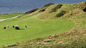 A golf course with a view of the ocean. - Garth (Pwllheli)
