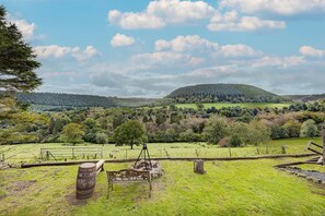 Cabin | Outdoor dining - Glamping Wagon - 1 x Double Bed, 2 x Single Bed (Scarborough)