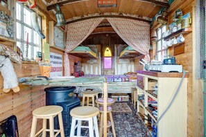 Cabaña | Cocina privada | Placa de cocina, hervidor eléctrico y trona infantil