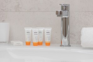 Shower, towels - Family Apartment With Terrace by Renters (Warsaw)