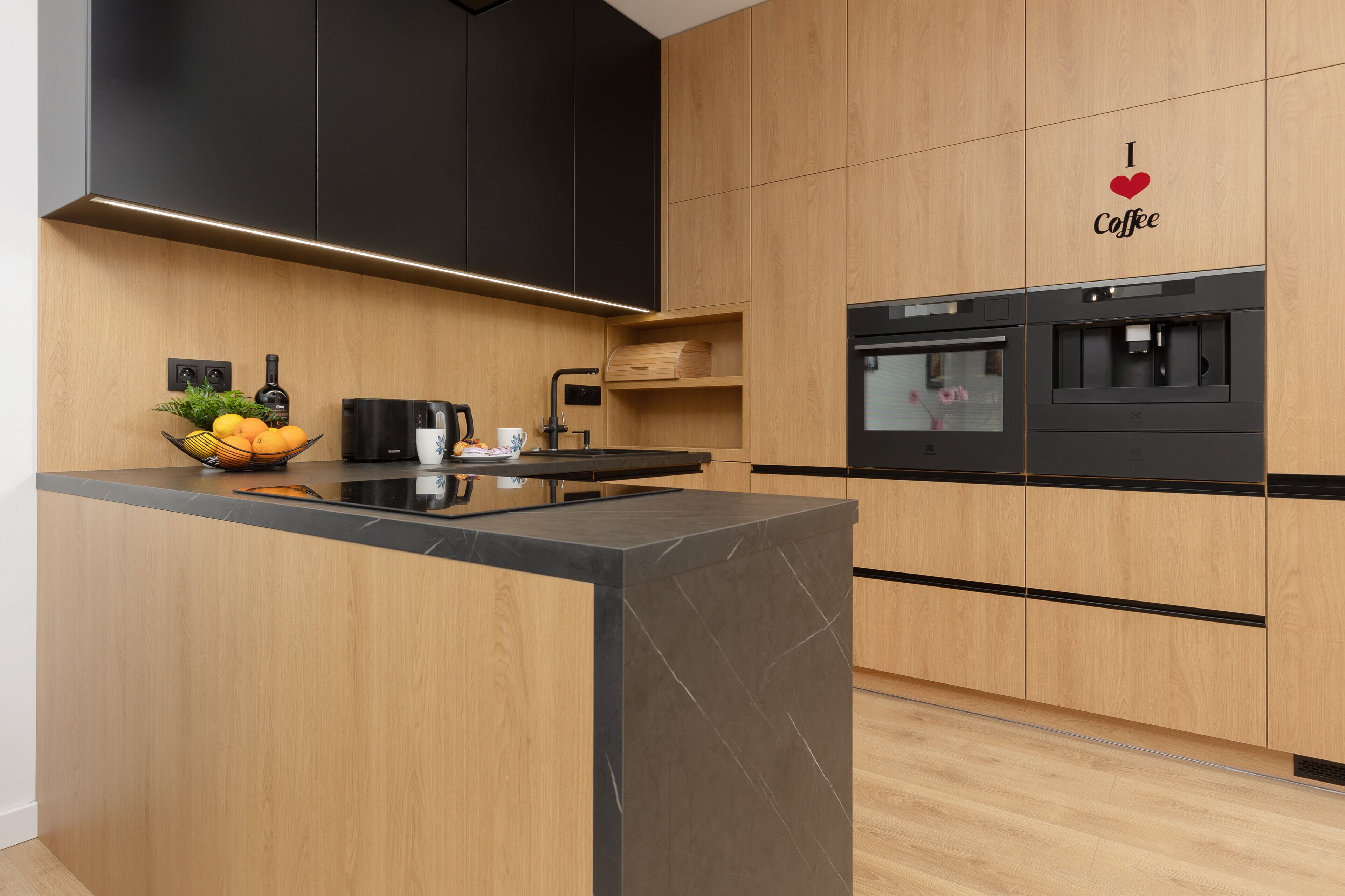 Máy rửa bát, dụng cụ pha cà phê/trà, dụng cụ nấu nướng/bát dĩa/dao nĩa 