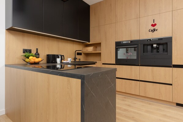 Lavavajillas, cafetera y tetera y utensilios de cocina 