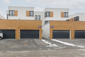 Free self-parking - Family Apartment With Terrace by Renters (Warsaw)