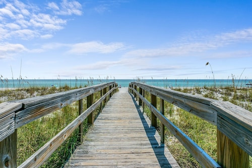 Gulf Side of Via De Luna Dr |Short Walk To Beach |King Master |Community Pool |Pond View |Balcony