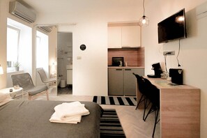 City Studio | Private kitchen | Mini-fridge, stovetop, electric kettle, cookware/dishes/utensils