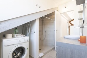 Shower, hair dryer, bidet, towels - Mansarda Cola di Rienzo (Milano)