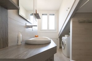 Doccia, asciugacapelli, bidet, asciugamani