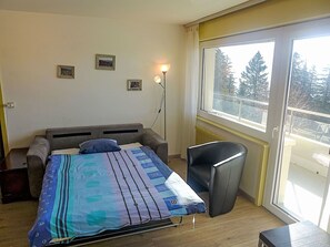 2 bedrooms, travel cot, free WiFi