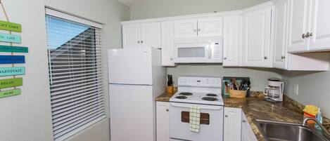 Refrigerador, microondas, lavavajillas y cafetera y tetera