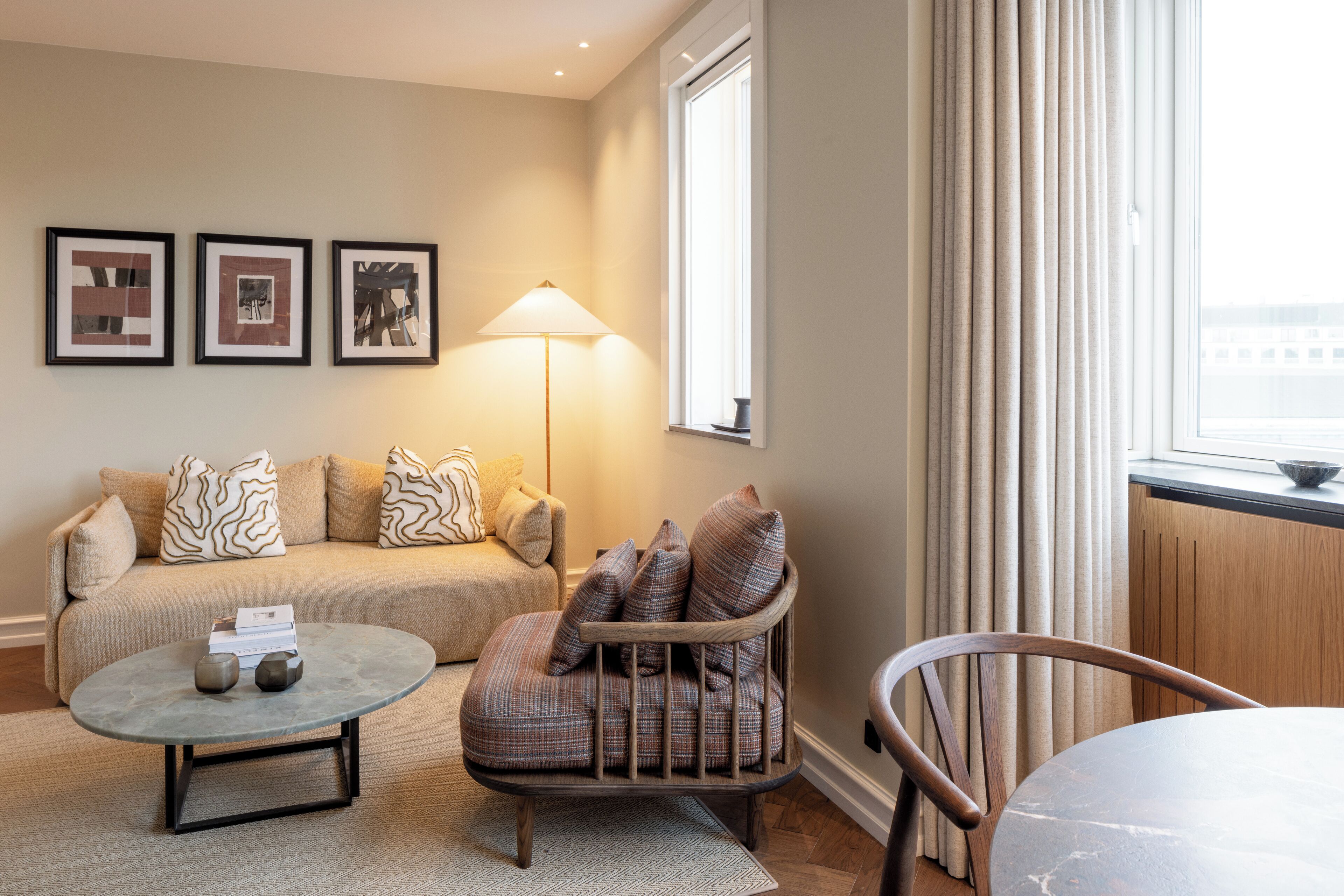 Suíte luxo | Área de estar | Smart TV 40 polegadas com canais a cabo, livros, smart speakers