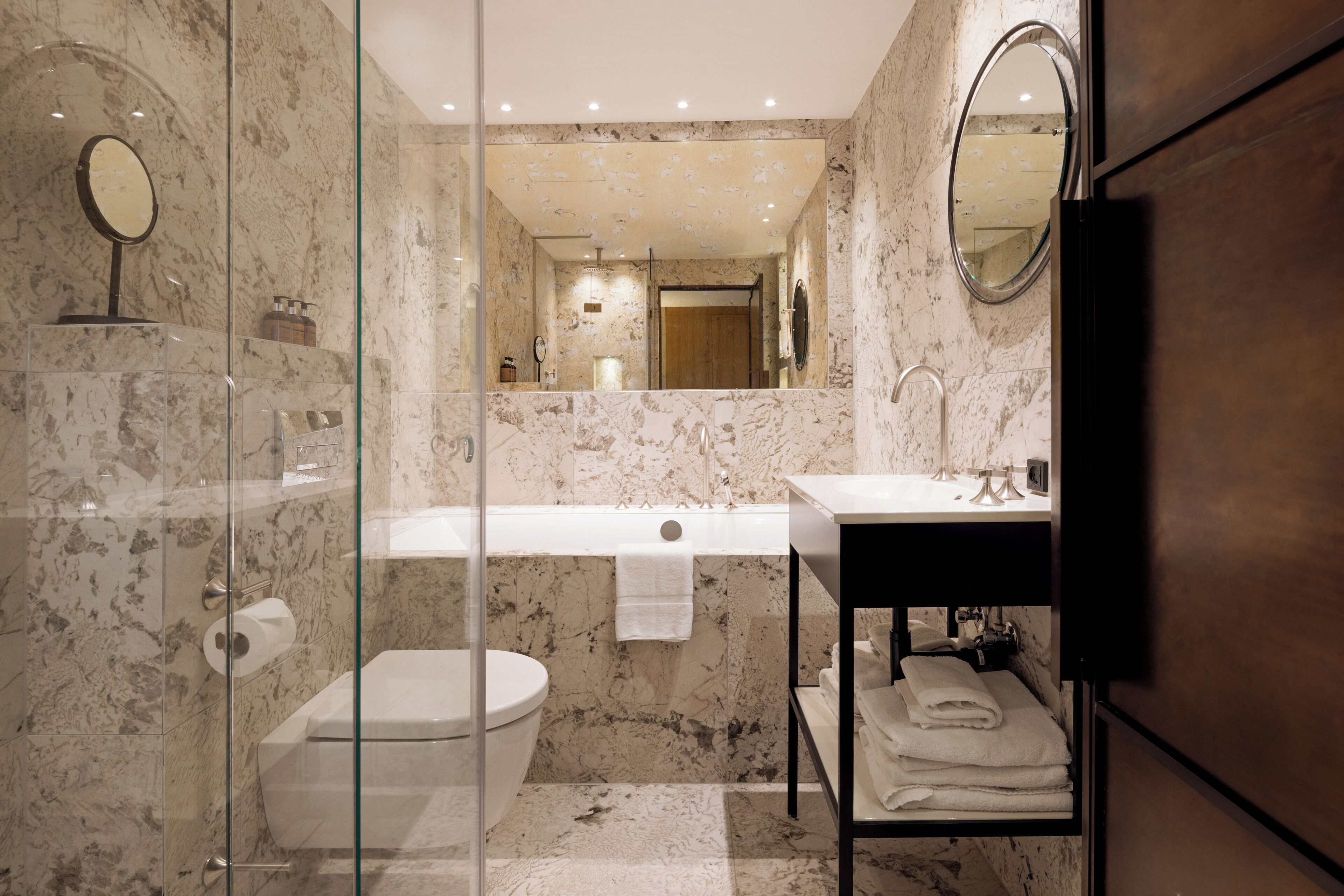 Suite Deluxe | Salle de bain | Baignoire et douche séparées, douche à « effet pluie »