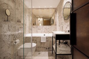 Suite Deluxe | Baño | Tina y regadera independientes y regadera tipo lluvia 