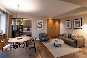 Deluxe Suite | Hypo-allergenic bedding, down comforters, pillowtop beds, minibar