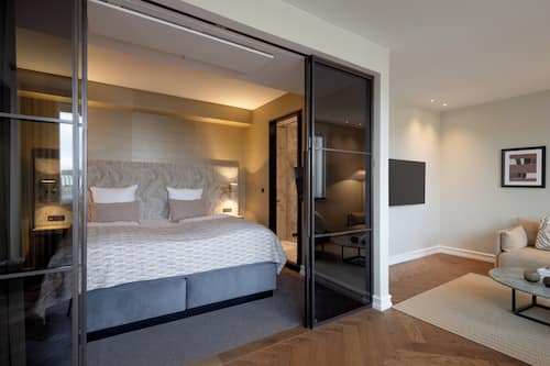 Deluxe suite | Hypoallergeen beddengoed, donsdekens, pillowtop-bedden, een minibar