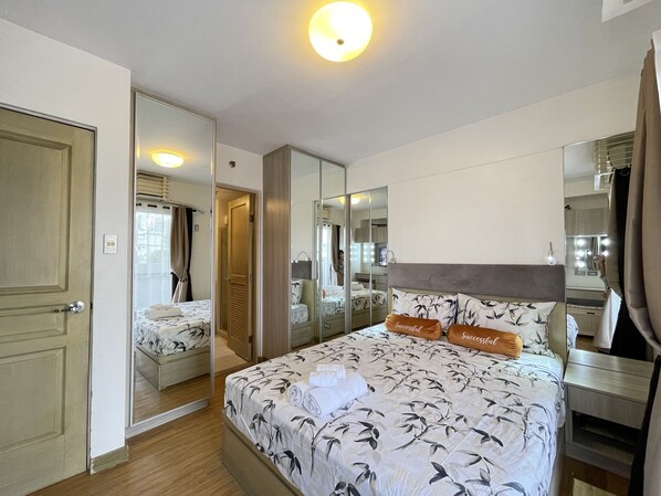 1 bedroom, desk, iron/ironing board, WiFi