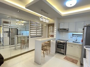 Réfrigérateur, micro-ondes, four, lave-vaisselle