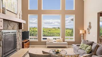 TV connectée, cheminée, baby-foot, table de tennis de table