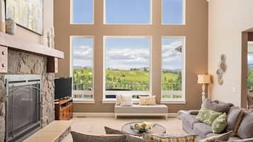 Smart-TV, Kamin, Tischfußball, Tischtennisplatte
